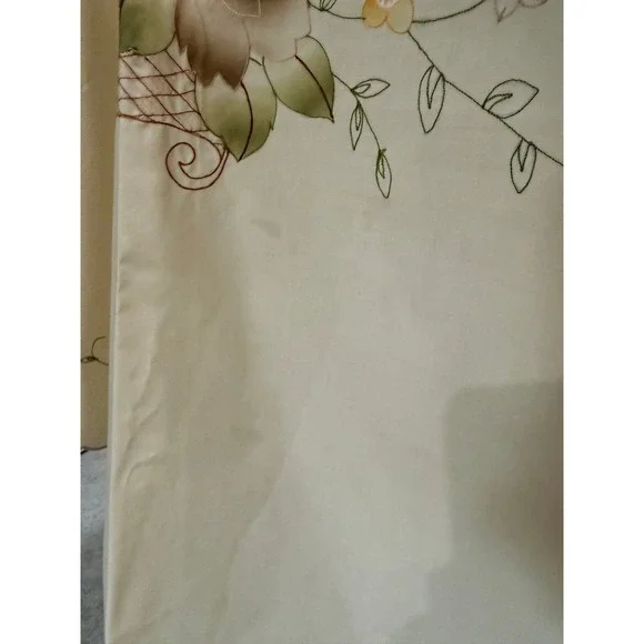 Large Floral Tablecloth Scalloped Edge 74x94 Rectangular Cottage Style - Picture 5 of 5